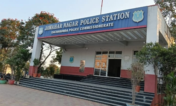 Jawaharnagar police reunite Akhil with parents2