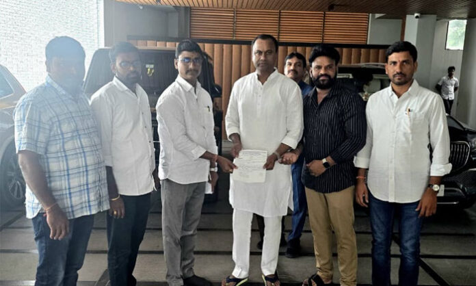 Farmers and Kankanalagudem Sarpanch Palem Veeresh Goud submit a representation to Munugode MLA Komatireddy Rajagopal Reddy seeking protection of agricultural land.
