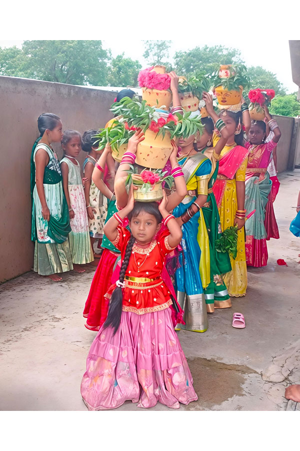 Bonalu | కృష్ణాజివాడిలో చిన్నారుల ఆధ్వర్యంలో బోనాల పండుగ. 1 Krishnajiwadi Bonalu festival celebrations
