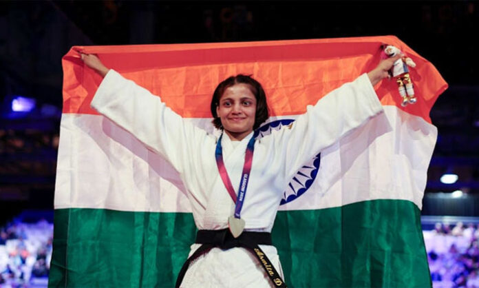 TPCC President Mahesh Kumar Goud congratulates judoka Asmita Dey on winning a historic Commonwealth Games gold medal.
