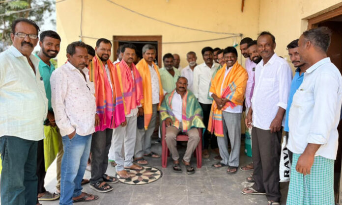 Bashaveni Mallesham Yadav addresses Mogdumpur Sheep Rearers Cooperative Society members