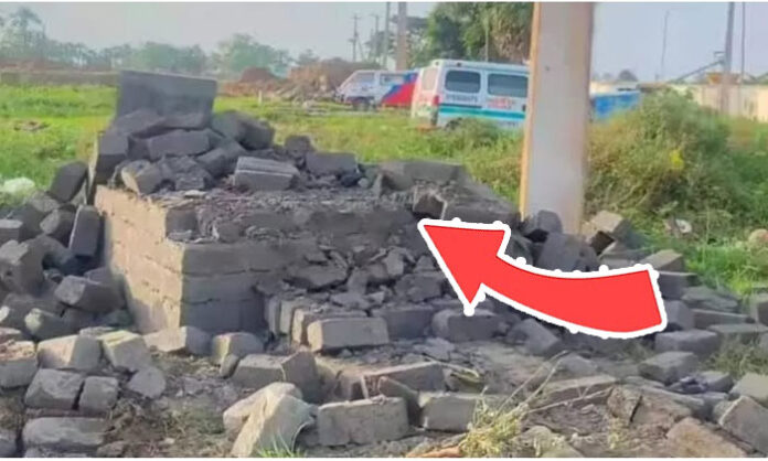 TRS leaders arrested after demolition of late Narsampet MLA Peddi Sudarshan Reddy's flag platform
