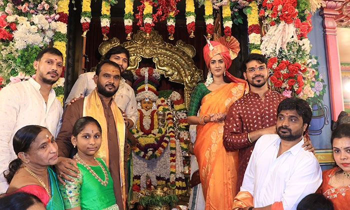 Niharika Konidela Offers Bangaru Bonam At Mahankaleshwara Temple3