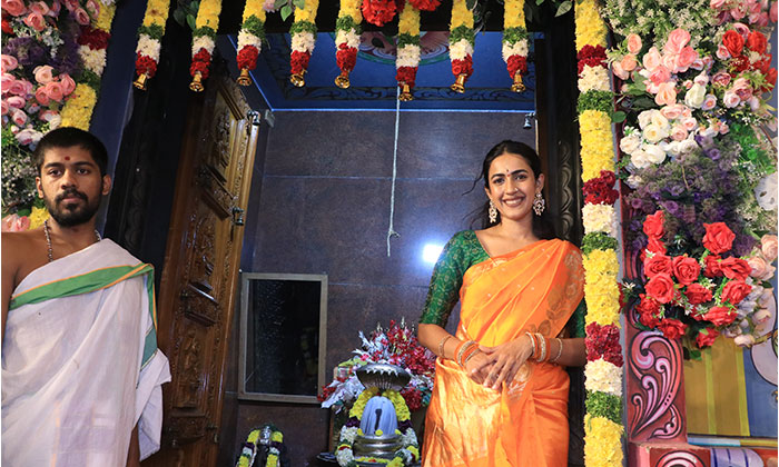 Niharika Konidela Offers Bangaru Bonam At Mahankaleshwara Temple5