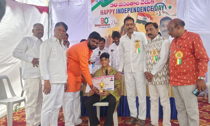 Padmashali students cash prizes for academic