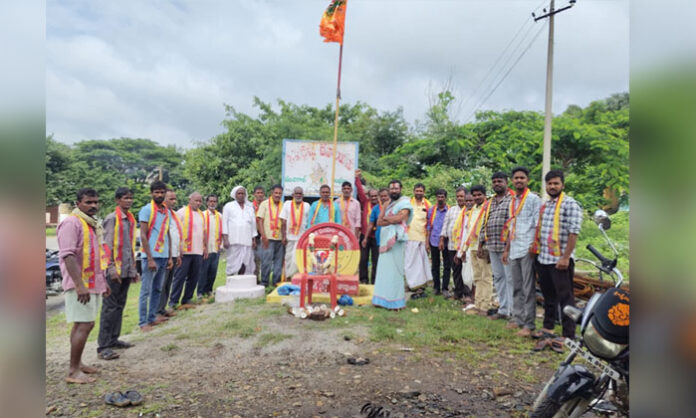 Tadwai Mudiraj Sangham members pay tribute to Panduga Sayanna on his birth anniversary.