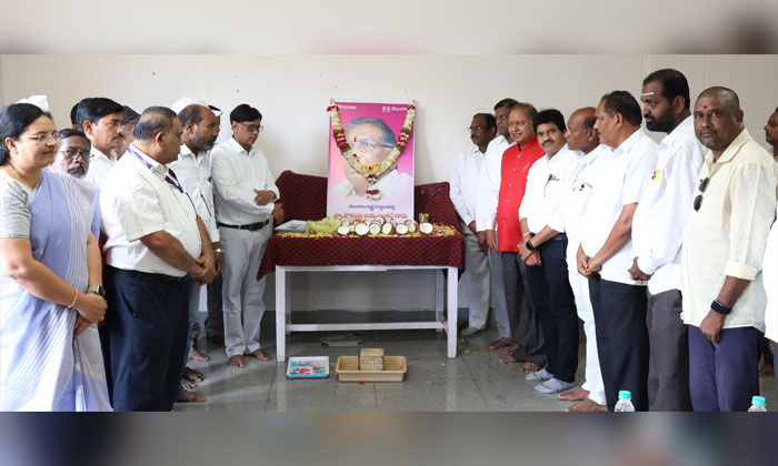 Jayanti | కలెక్టరేట్ లో ఘనంగా ఆచార్య జయశంకర్ జయంతి వేడుకలు. 2 Professor Jayashankar Birth Anniversary Celebrated At District Collectorate0