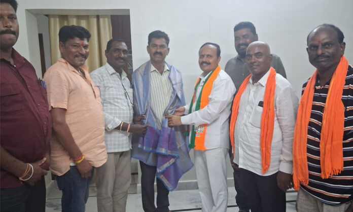 Rachakonda Komaraiah felicitated after being elected BJP OBC Morcha State Executive Committee member