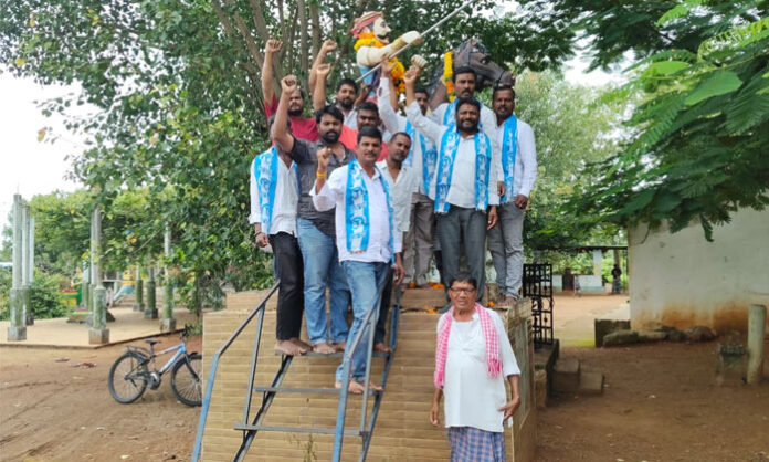Jai Goud leaders celebrate Sardar Sarvai Papanna Goud’s birth anniversary at Errapahad village in Tadwai
