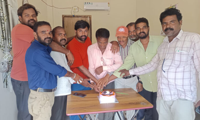 Members of the Tadwai Press Club celebrate Friendship Day by cutting a cake and exchanging greetings.