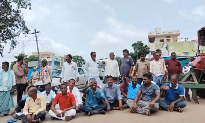 Tadwai farmers protest on the road demanding adequate urea supply