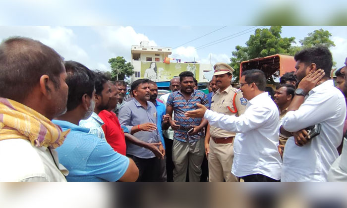 Farmers Protest | తాడ్వాయిలో యూరియా కోసం రోడ్ ఎక్కిన రైతలు .. 2 Tadwai farmers protest over urea shortage2
