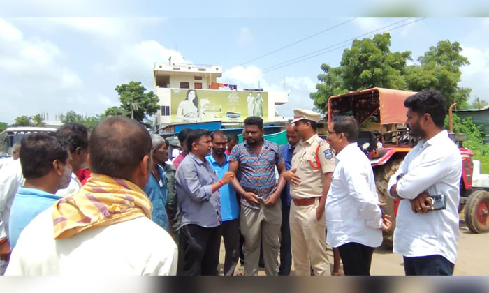Farmers Protest | తాడ్వాయిలో యూరియా కోసం రోడ్ ఎక్కిన రైతలు .. 1 Tadwai farmers protest over urea shortage3