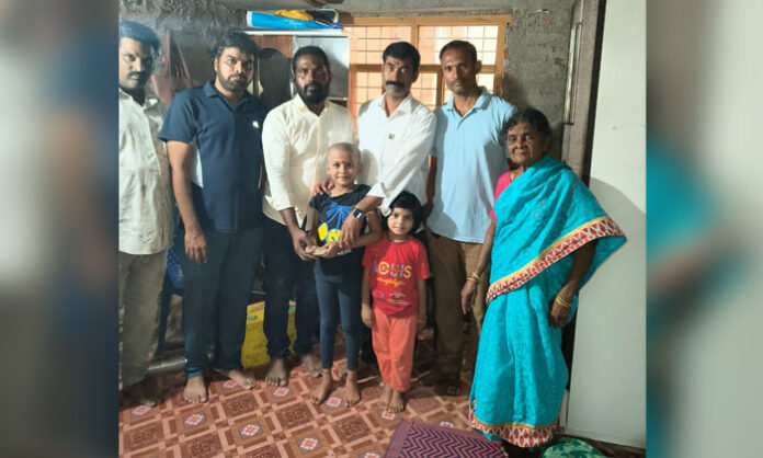 Childhood friends provide ₹30,000 financial assistance to Anjaneyulu's family in Krishnajivadi