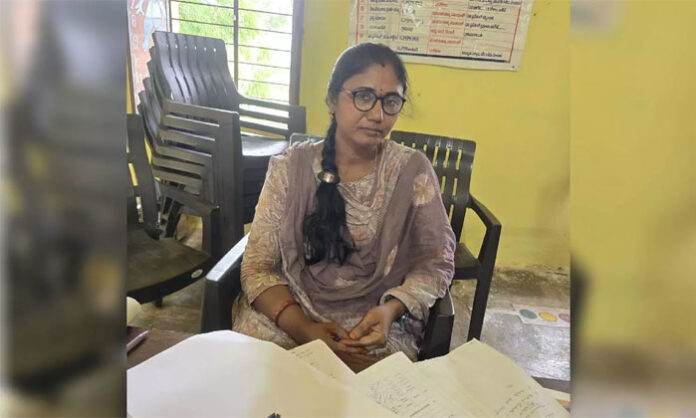 ACB officials catch Lingayapalle Panchayat Secretary Varalakshmi accepting ₹11,000 bribe