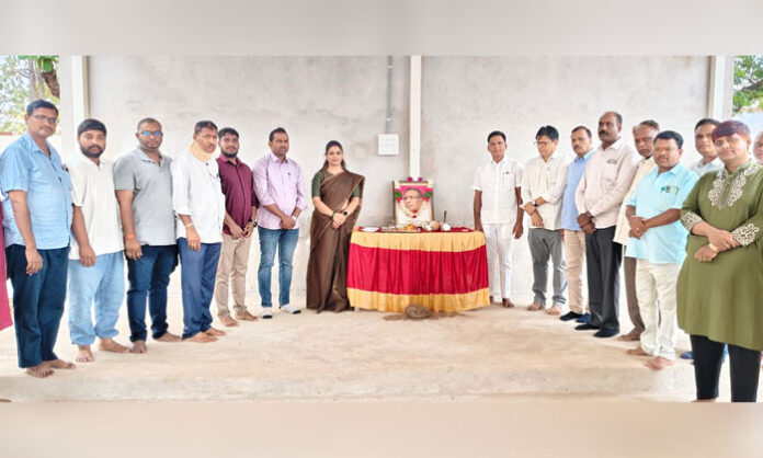 Municipal Chairperson Kantham Shirisha Krishna Reddy and officials pay floral tributes to Professor K. Jayashankar during his birth anniversary celebrations at the Aliabad Municipality office.
