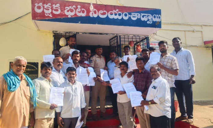 BRS leaders from Tadvai Mandal lodge a complaint against Congress MLA Veerapalli Shankar