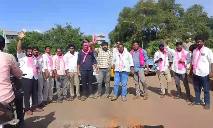 BRS cadres protest against Congress government and burn effigies of Revanth Reddy and Payala Shankar in Vikarabad