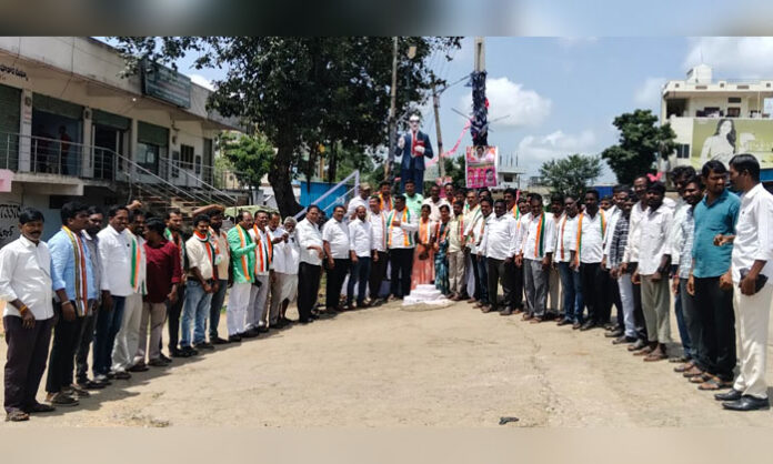Bandari Sanjeevulu protests against BRS MLCs Tata Madhu and Naveen Kumar over remarks against the Speaker