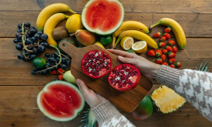 A bowl of fresh fruits illustrating advice on eating fruits before meals or between meals as part of a balanced diet.