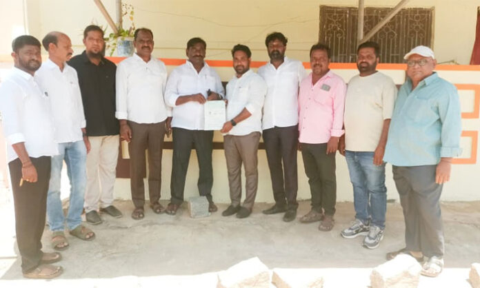 Goli Srinivas Reddy hands over ₹25,000 CM Relief Fund cheque to Rasulapalli Swapna