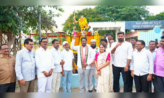 Kandi Srinivasa Reddy and Municipal Chairperson Bandari Anusha Satish garland Chakali Ailamma's statue near RIMS in Adilabad during her birth anniversary celebrations.