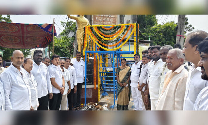 Municipal Chairperson Vasantha Thirumala pays tribute to Chakali Ailamma