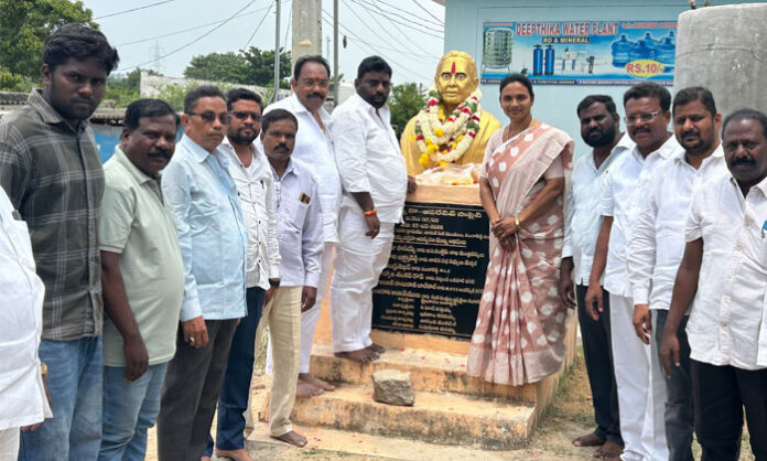 Leaders pay floral tributes to Chakali Ailamma at Jawaharnagar on her death anniversary
