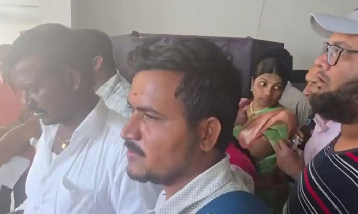 Protest | బిల్లులు ఇస్తారా.. ఇవ్వరా..! 1 Contractors and Retired Employees Protest Over Pending Bills at Telangana Secretariat