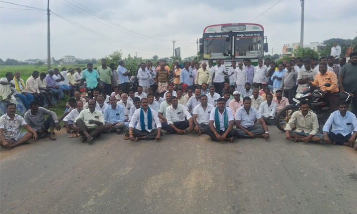 Farmers stage a road blockade in Ekinpur protesting against power cuts