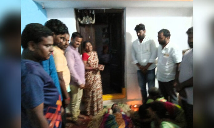 Food Commission Chairman Goli Srinivas Reddy provides ₹5,000 financial assistance to a deceased family in Yellikal