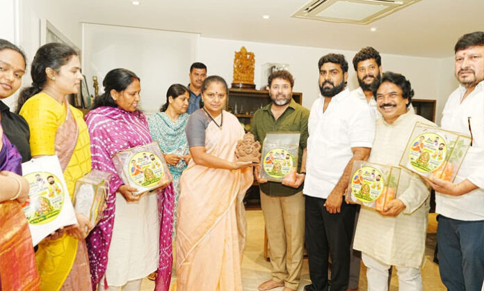 Poor housing title holders protest for plot allocation in Himayatnagar