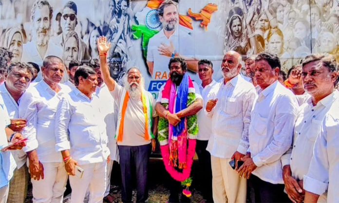 Jagga Reddy welcomes advocate Venkateswarlu during his Kanyakumari to Kashmir padayatra in Sangareddy
