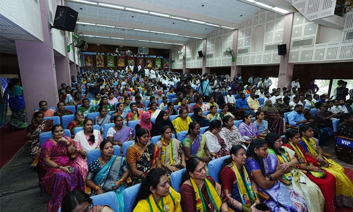 Kavitha Criticizes Revanth Reddy Over Employee Issues6