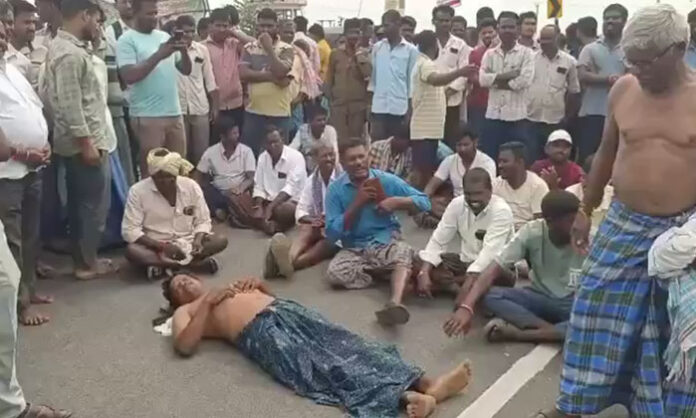 Farmers stage flash protest over power crisis at Kondareddipalli on Hyderabad National Highway