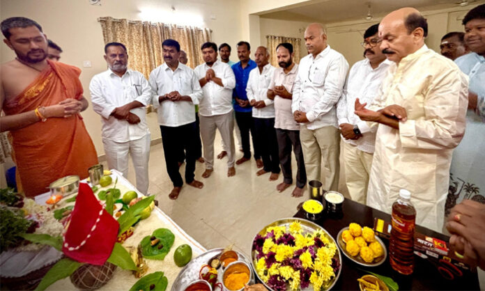 Sangareddy MLA Chinta Prabhakar performing special prayers during Vinayaka Chavithi celebrations