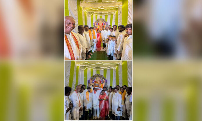 Desapaka Krishnaswamy and Vasantha being felicitated by Young Star Youth after securing the Ganesh Laddu for ₹85,116 at the Marammawada auction.