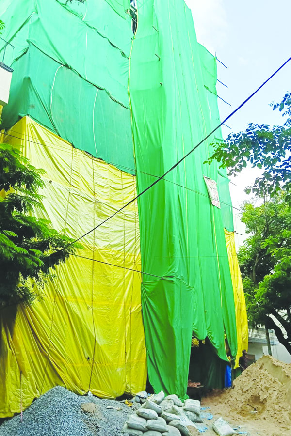 ACP Mumtaz Begum | ఏసీపీ ముంతాజ్ బేగం రూటే సపరేటు..! 1 Moosarambagh Illegal Construction Allegations.1