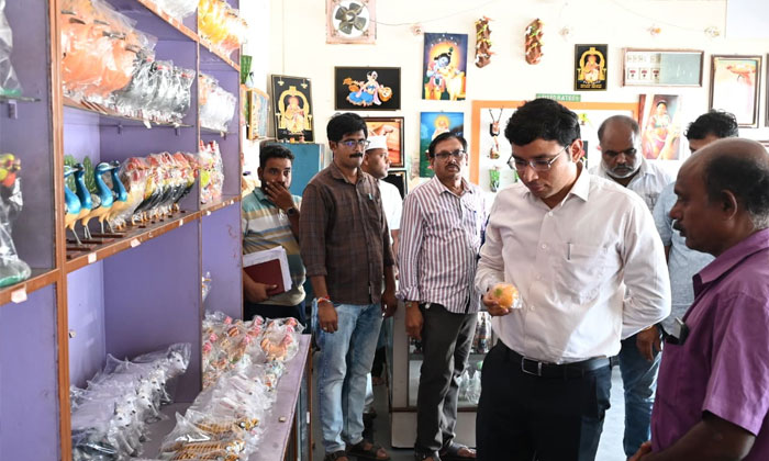 Collector Bhavesh Mishra | నిర్మల్ కొయ్య బొమ్మల సంరక్షణకు ప్రత్యేక చర్యలు 1 Nirmal Wooden Toys Preservation and Artisan Support2