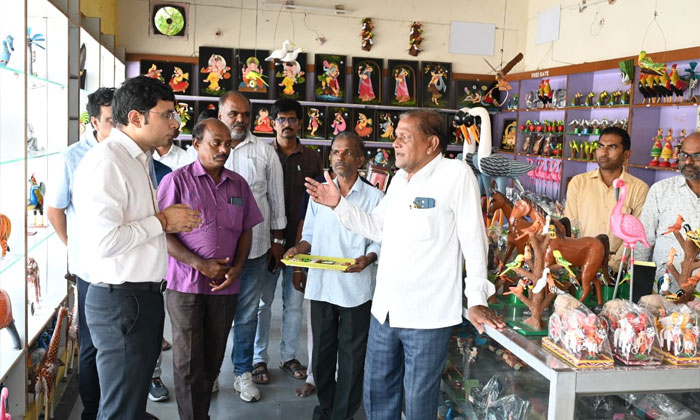 Collector Bhavesh Mishra | నిర్మల్ కొయ్య బొమ్మల సంరక్షణకు ప్రత్యేక చర్యలు 2 Nirmal Wooden Toys Preservation and Artisan Support3