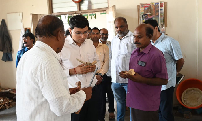 Collector Bhavesh Mishra | నిర్మల్ కొయ్య బొమ్మల సంరక్షణకు ప్రత్యేక చర్యలు 3 Nirmal Wooden Toys Preservation and Artisan Support5