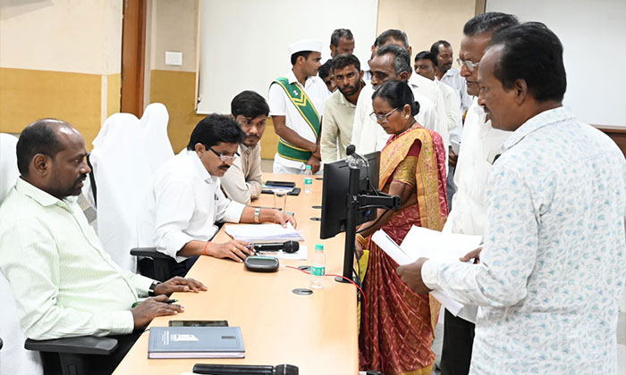 Rathod Ramesh Directs Officials to Resolve Prajavani Applications 1