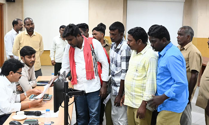 Rathod Ramesh Directs Officials to Resolve Prajavani Applications 2 1
