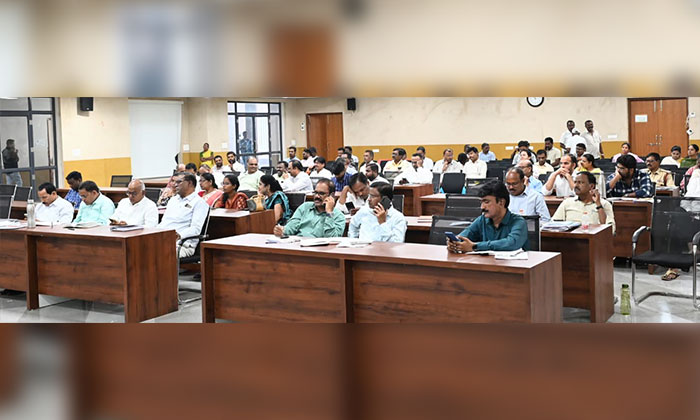 Rathod Ramesh Directs Officials to Resolve Prajavani Applications 3 1