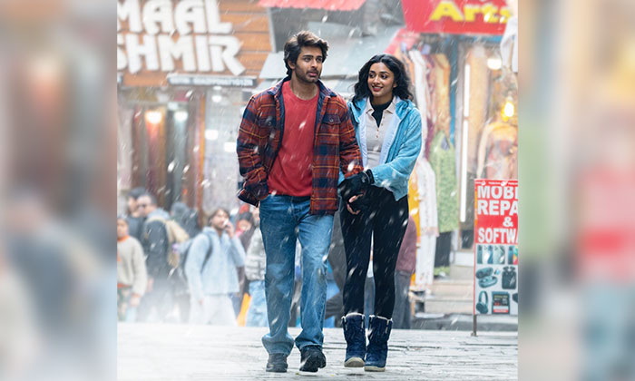The Emo Emo Idi title song features Roshan Meka and Preity Mukhundhan in a breezy romantic melody composed by Hesham Abdul Wahab. 2