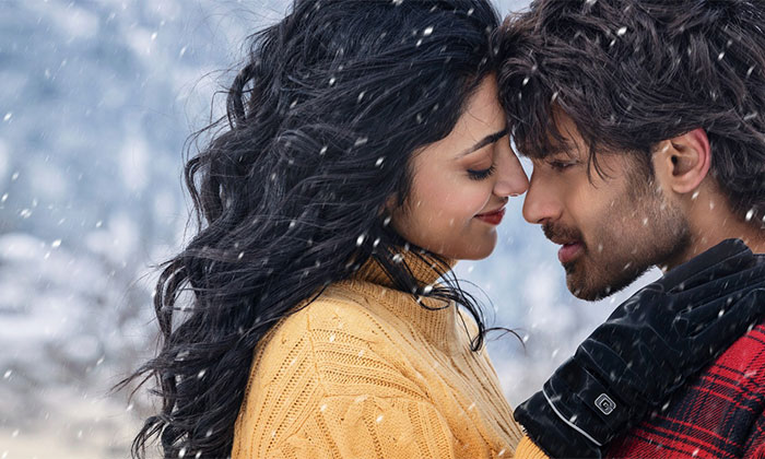 The Emo Emo Idi title song features Roshan Meka and Preity Mukhundhan in a breezy romantic melody composed by Hesham Abdul Wahab. 3