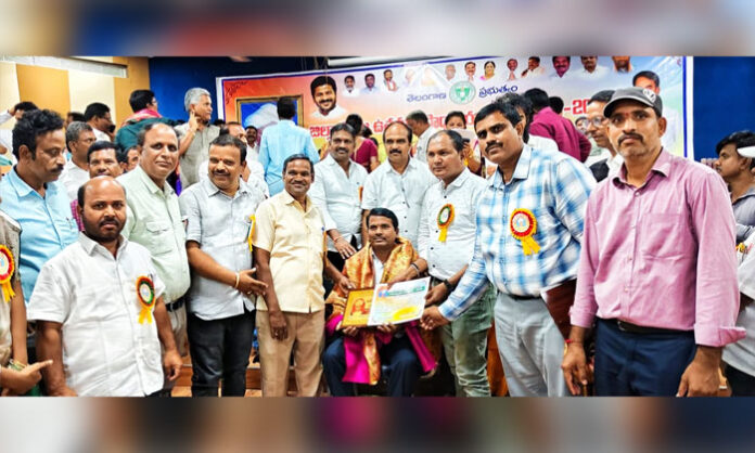 Abdul Rahim and Danne Parvathalu receive district-level Best MEO and Best Teacher awards in Urkonda