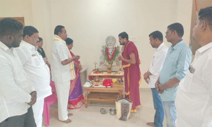 Vidyasagar Rao performs special prayers to Lord Ganesha at a Korutla Vinayaka pandal