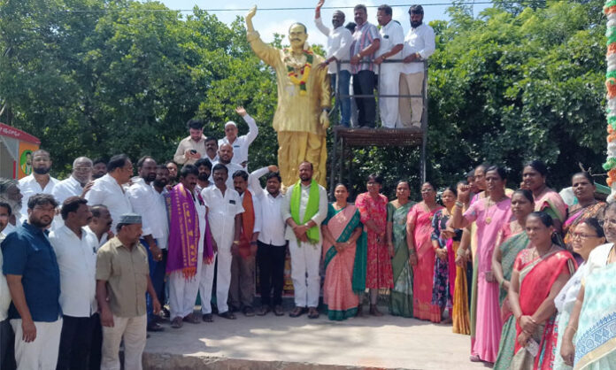 Congress leaders pay tribute to YSR at Balaji Nagar on his death anniversary