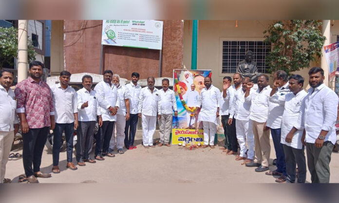 Congress leaders pay tribute to YSR in Gundlapochampally